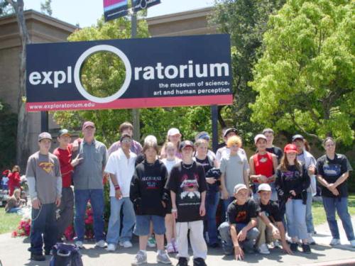 The 8th grade group posed in front of the Exploratorium sign.