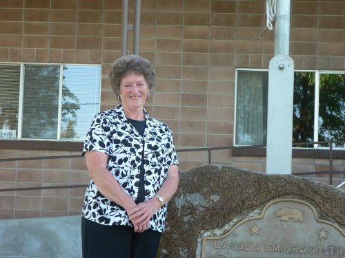 Vivian Levanthal in front of the Memorial Hall in Bieber.